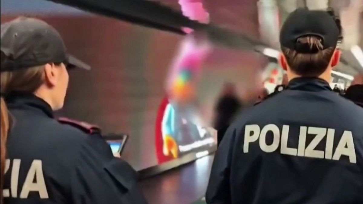 Un influenceur de Rome traque les pickpockets du métro : héros ou hors-la-loi ?