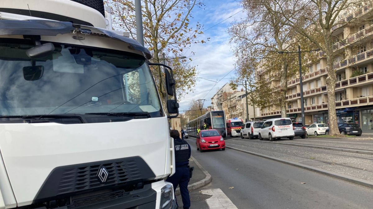 Accident à Tours : un camion percute un tramway et fait une blessée