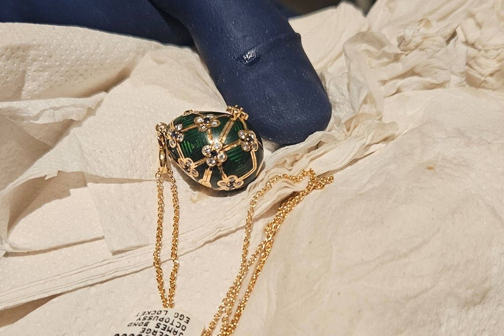 La police attend patiemment pour récupérer un œuf Fabergé volé en Nouvelle-Zélande
