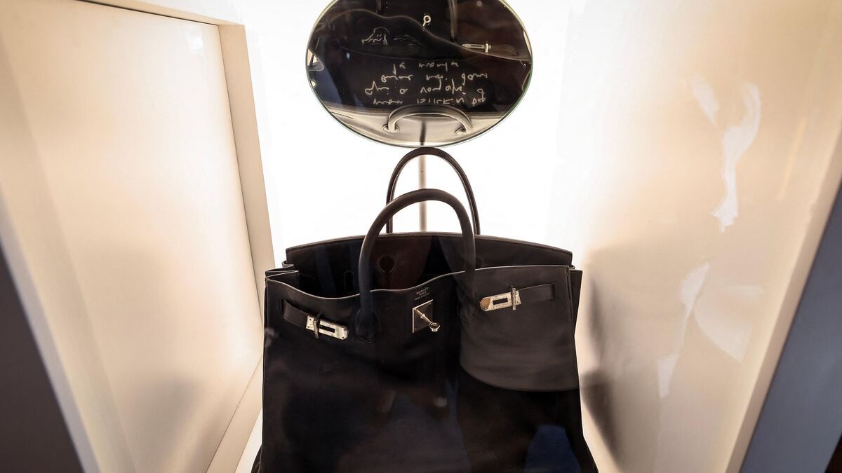 Un sac Birkin signé Jane Birkin s'envole à 2,5 millions d'euros aux enchères