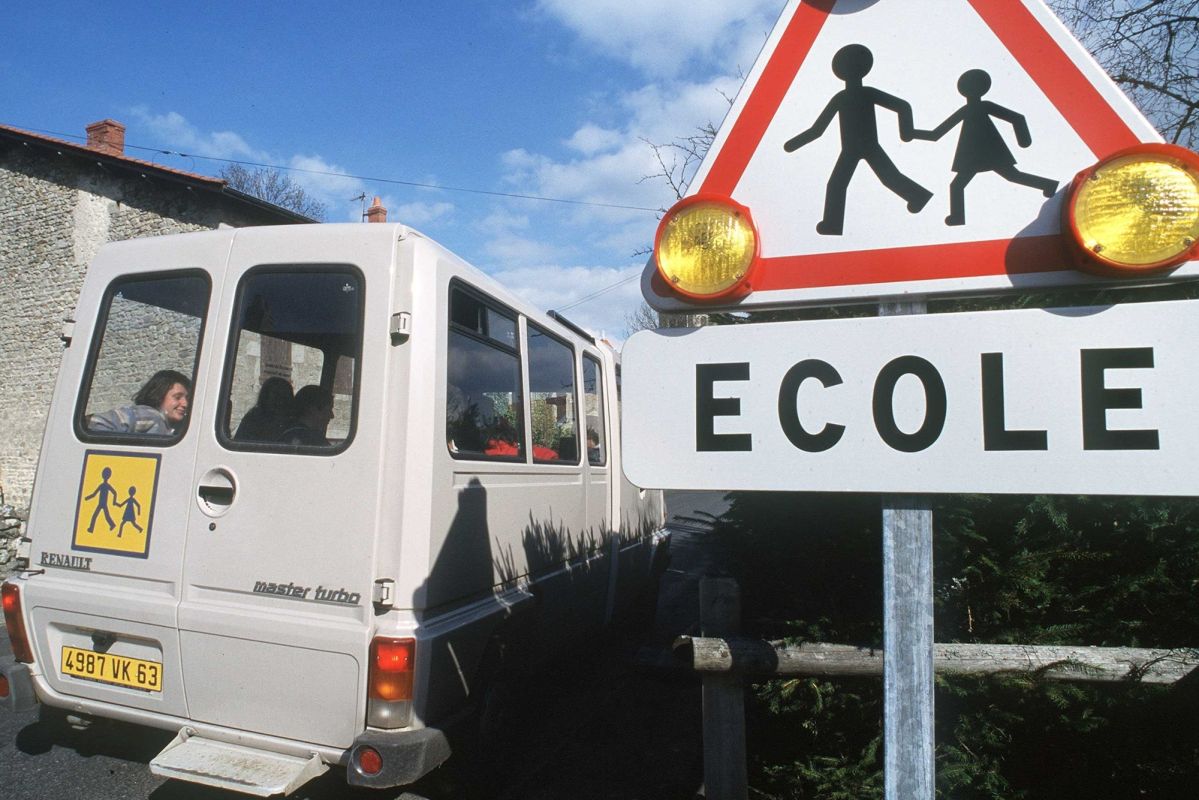 Un tragique accident entre un car scolaire et une voiture endeuille l'Indre
