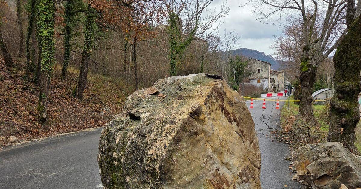 Un éboulement bloque la route départementale 64 dans le Sud-Drôme