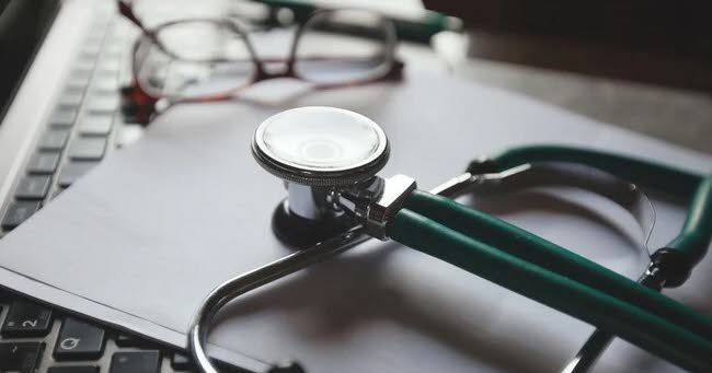 Nouvelles accusations chocs contre un ex-médecin britannique : 38 patients victimes d'agressions