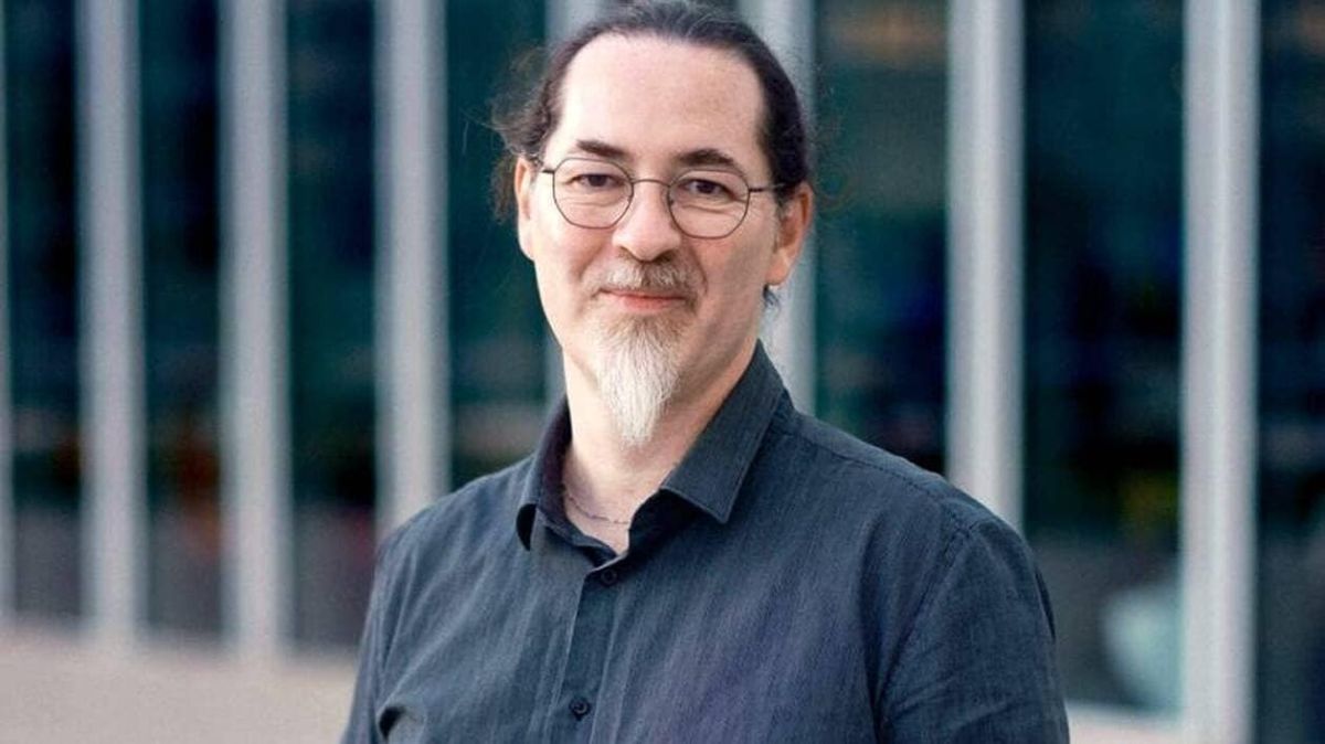 Nicolas Sorel, un polygraphe passionné, explore le roman d'amour à Caen