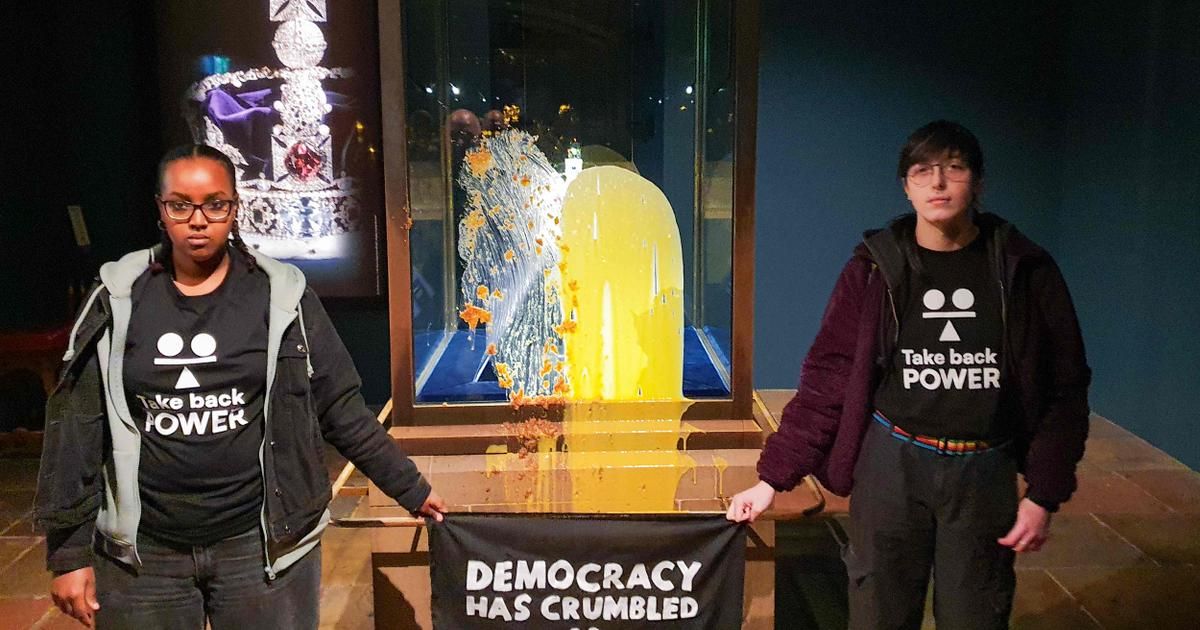 Des militants disruptent la Tour de Londres avec un crumble aux pommes