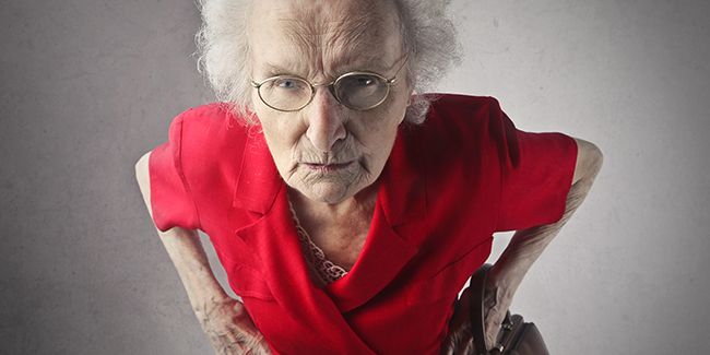 Comment faire face à une personne âgée difficile : conseils pratiques