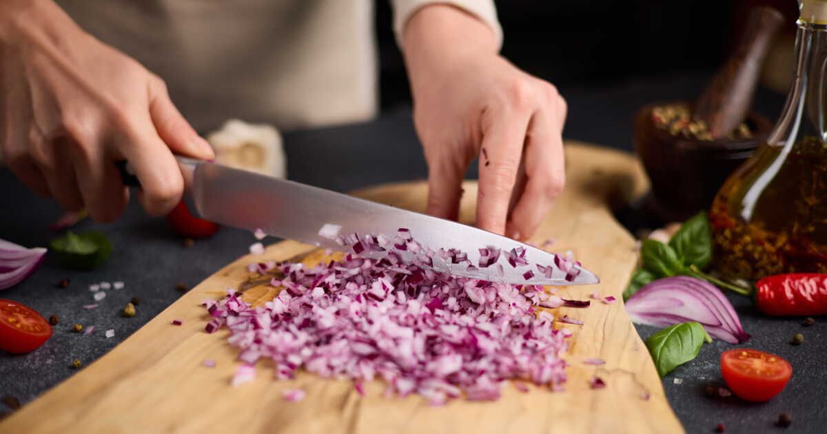Maîtriser l'art de ciseler un oignon comme un chef