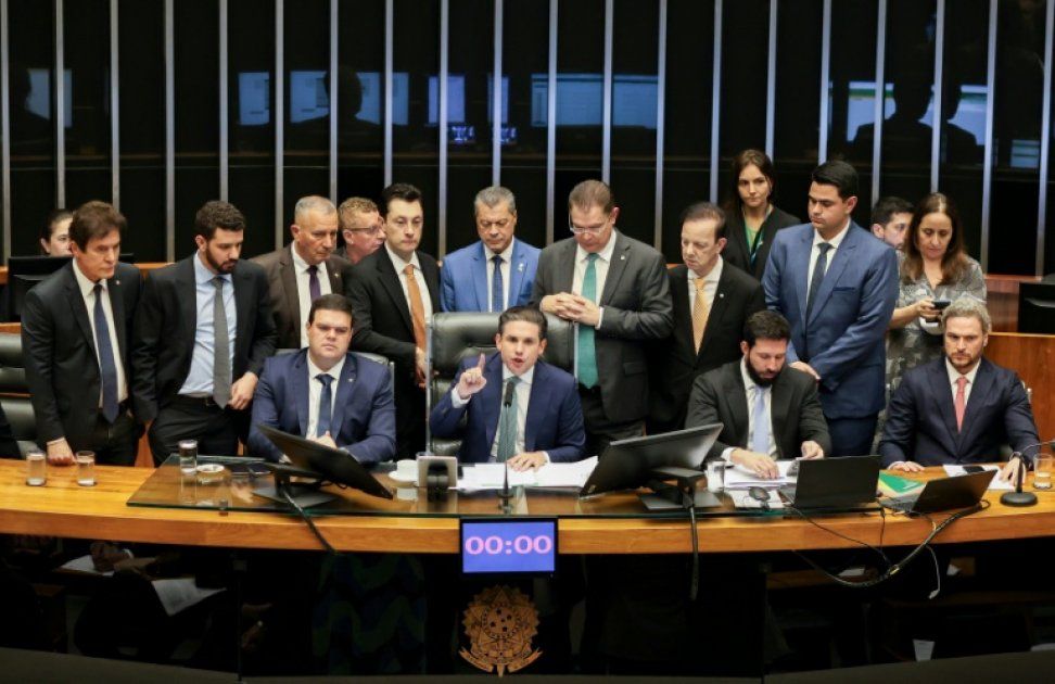 Le Brésil en émoi : un projet de loi pour alléger la peine de Bolsonaro divise le Parlement