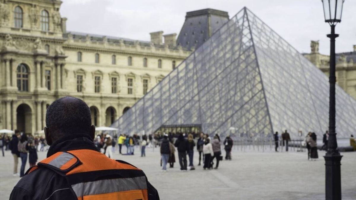 Le braquage audacieux au Louvre : comment les voleurs ont failli se faire prendre