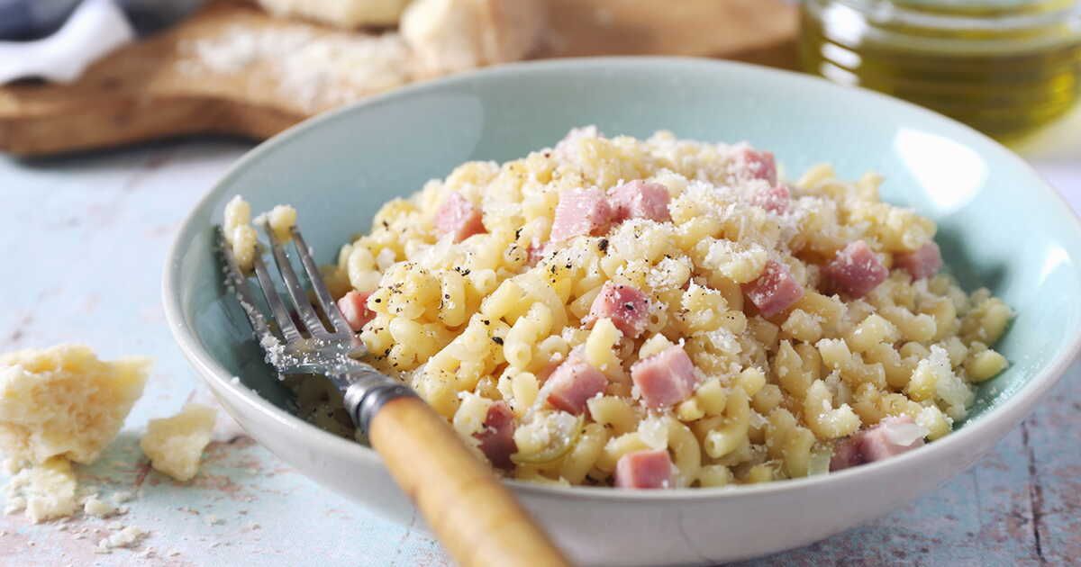 Réconfort gourmand : le risotto de coquillettes au jambon revisité