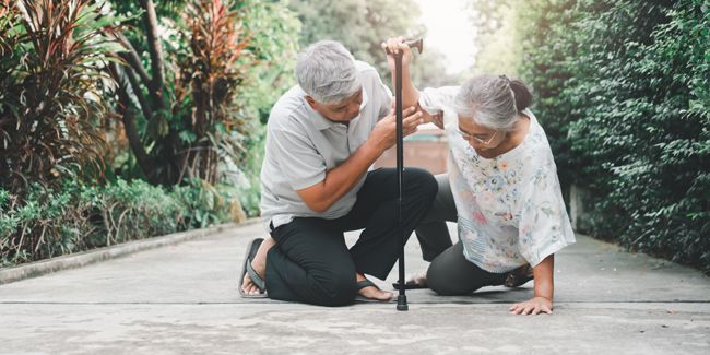 Comment secourir une personne âgée après une chute