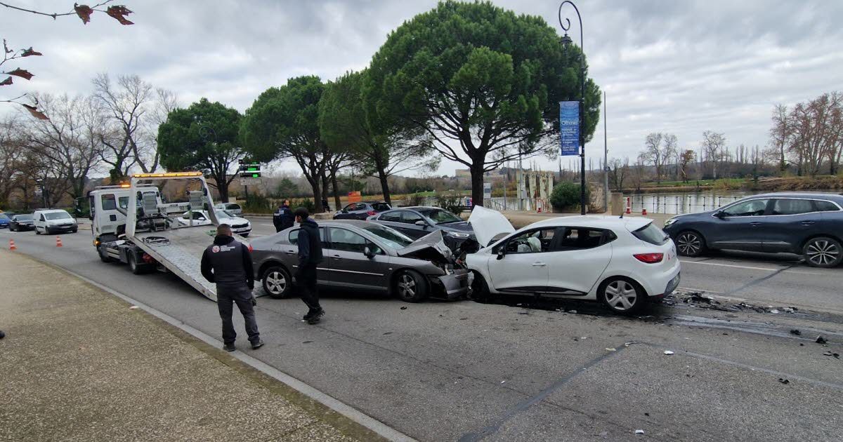 Accident spectaculaire à Avignon : quatre blessés dans une collision frontale
