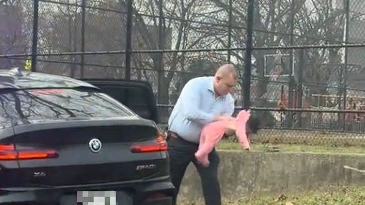 Un policier sauve un bébé de l'étouffement : un acte héroïque en pleine rue