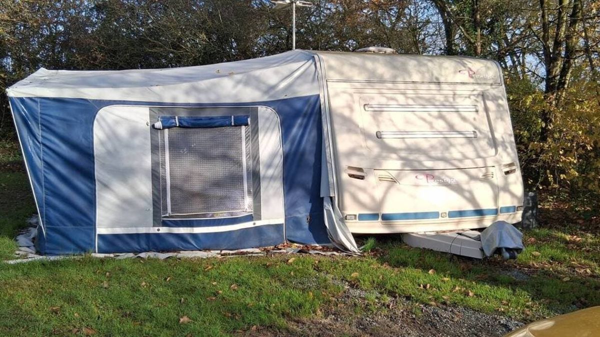 Vivre l'hiver dans une caravane : le combat silencieux de Sandra et son compagnon