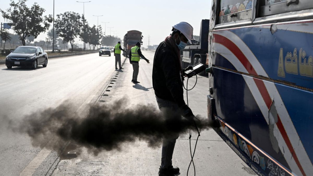 Pollution à Islamabad : des contrôles de véhicules pour sauver l'air