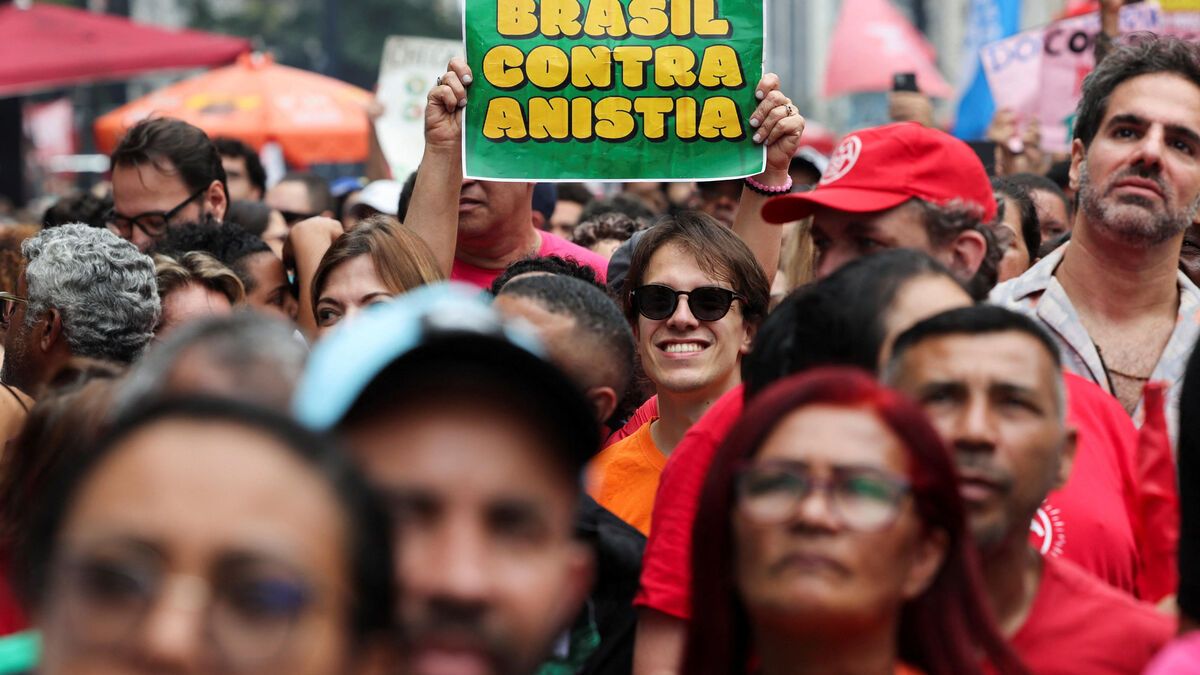 Des dizaines de milliers de brésiliens défendent la démocratie face à Bolsonaro