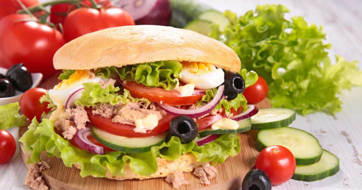 Découvrez le pan-bagnat authentique au Kiosque Tintin