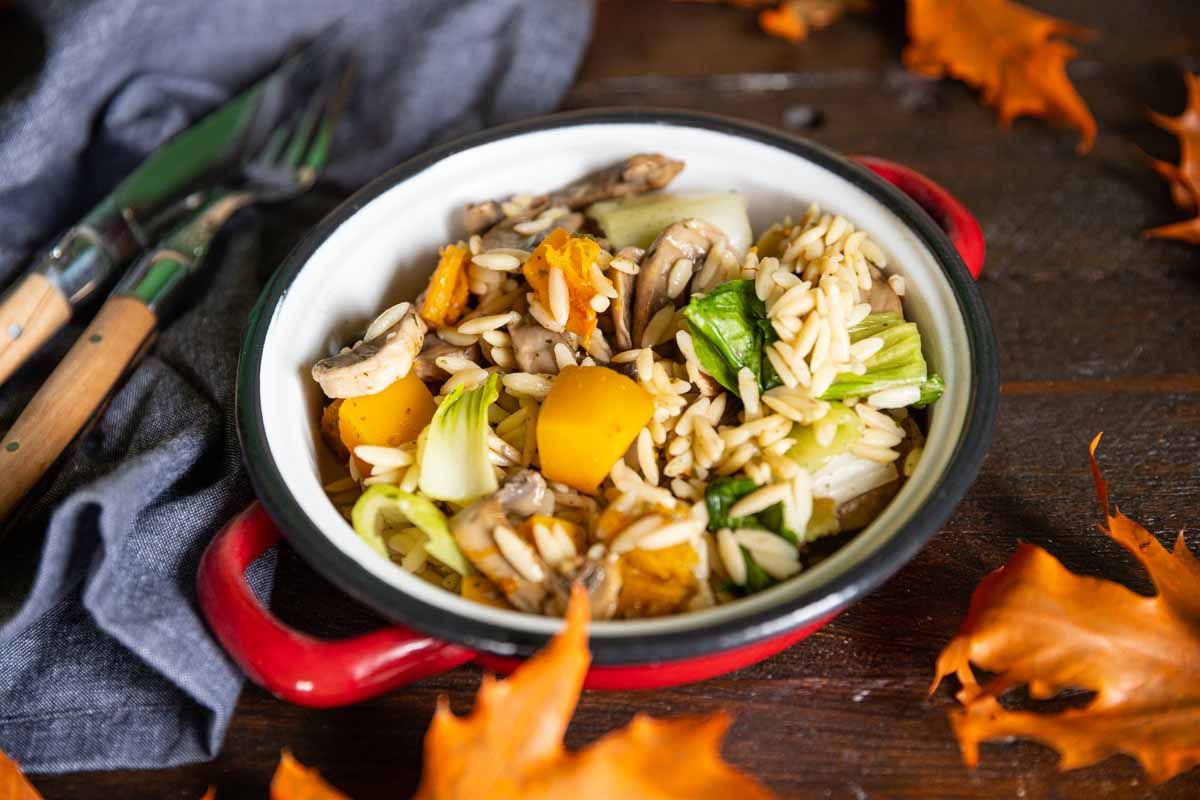 Explorez le réconfort d’un orzo sauté aux légumes d’hiver