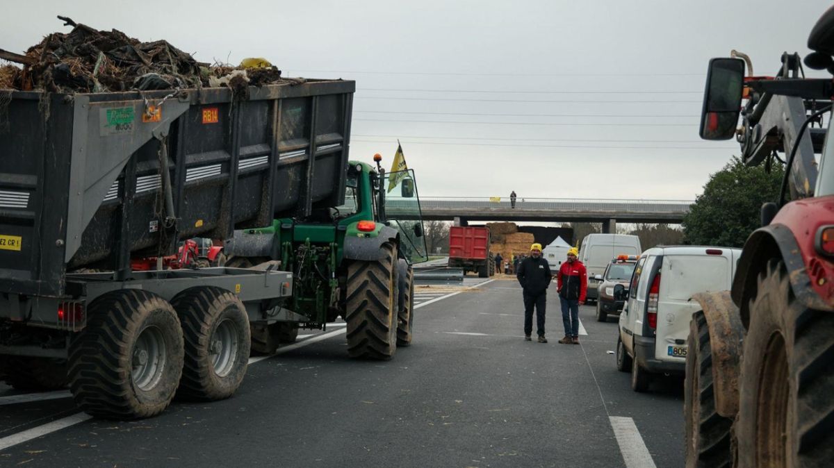 Mobilisation agricole : des routes bloquées et des agriculteurs en colère