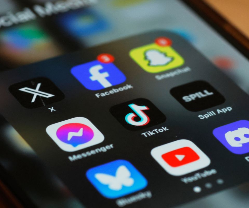 Interdiction des réseaux sociaux : la bataille politique entre Macron et Attal