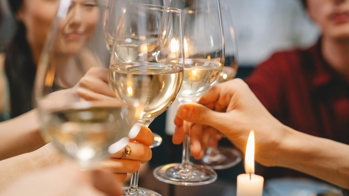 Choisir la fête entre amis : la nouvelle tendance de Noël en France