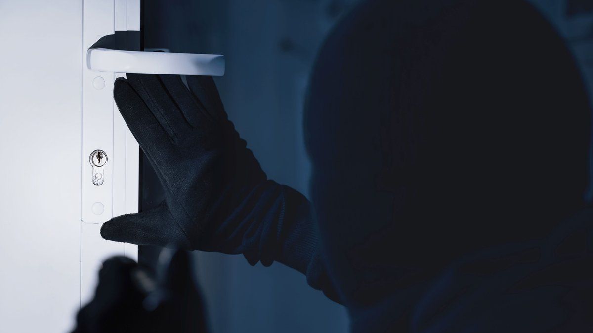 Un cambrioleur surpris dans sa voiture : l'étonnant récit d'un habitant audacieux