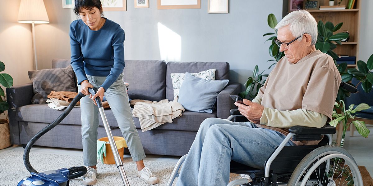 Aide à domicile : recruter soi-même ou faire appel à une entreprise ?