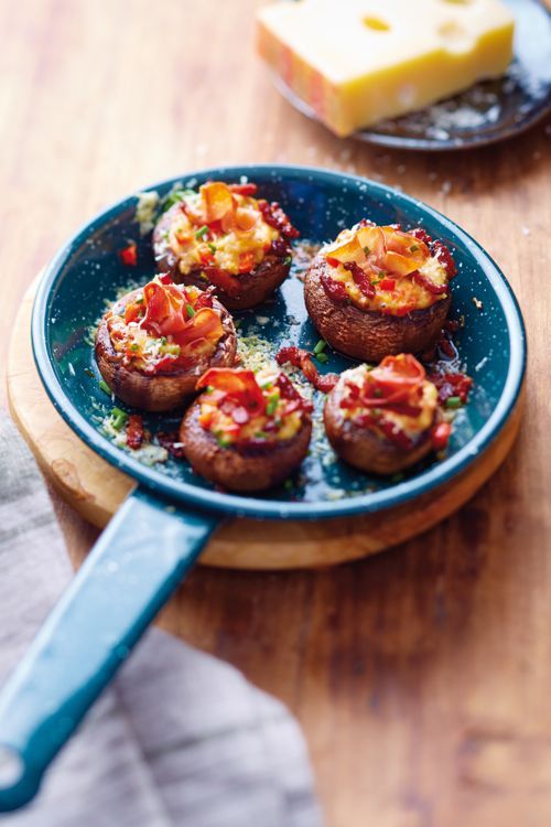 Champignons farcis à l'Emmentaler, jambon et lardons croustillants