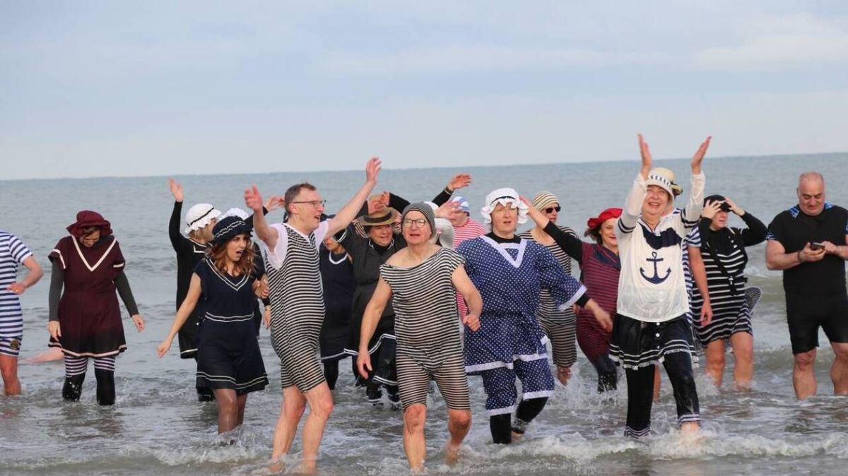 Une plongée glaciale pour le Nouvel An : le défi des courageux à Cabourg