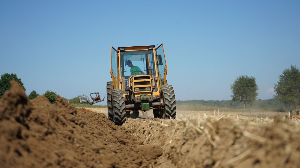 Des agriculteurs en colère déversent des déchets devant le domicile d'un député du Cher