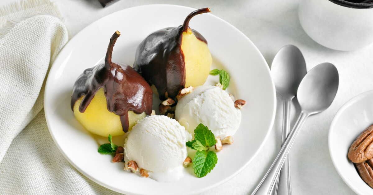 La poire Belle-Hélène version Cyril Lignac : un délice à la crème chantilly