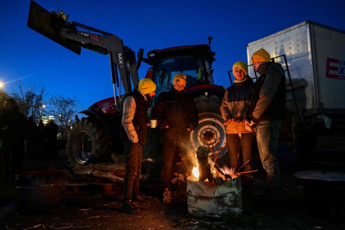 Les agriculteurs en colère font entendre leur voix à Paris malgré les obstacles