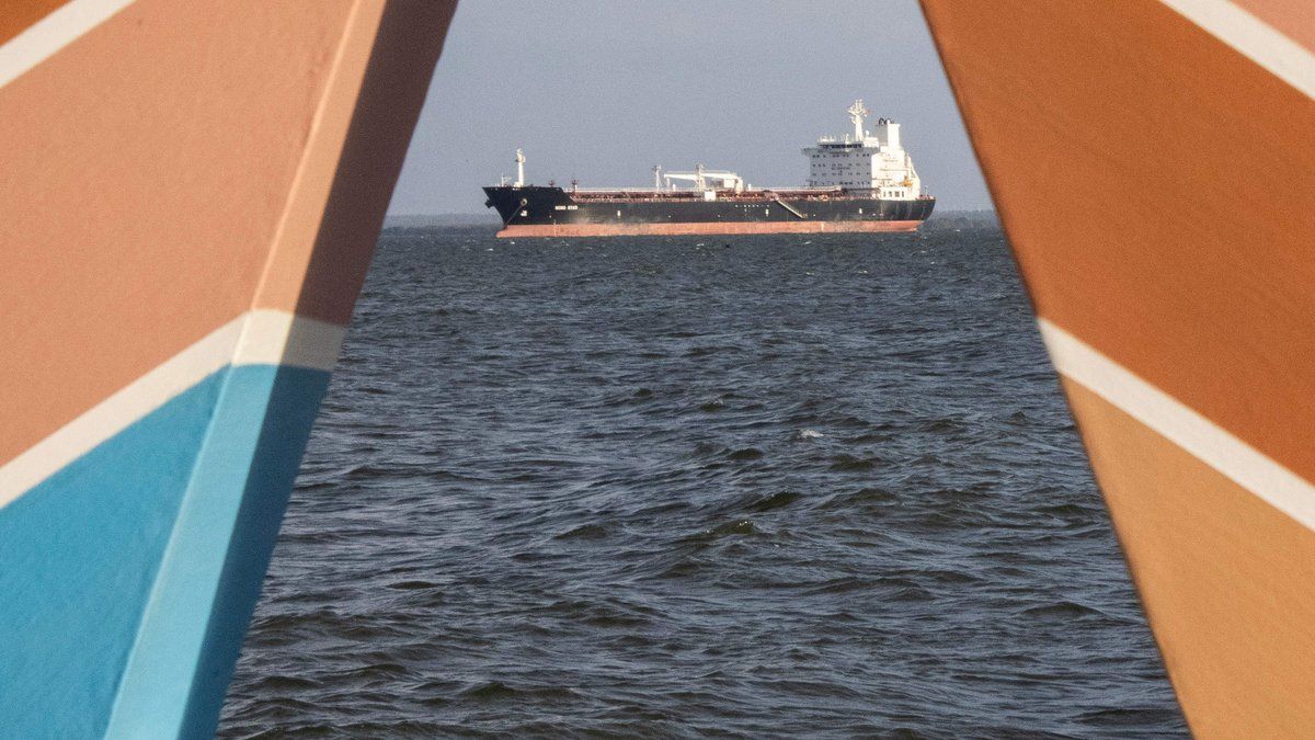 Le blocage en mer : les États-Unis saisissent un pétrolier russe en pleine tension