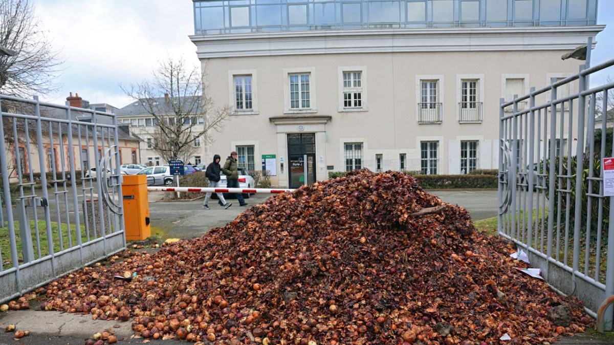 Agriculteurs en colère : oignons déversés et barrages en Vendômois