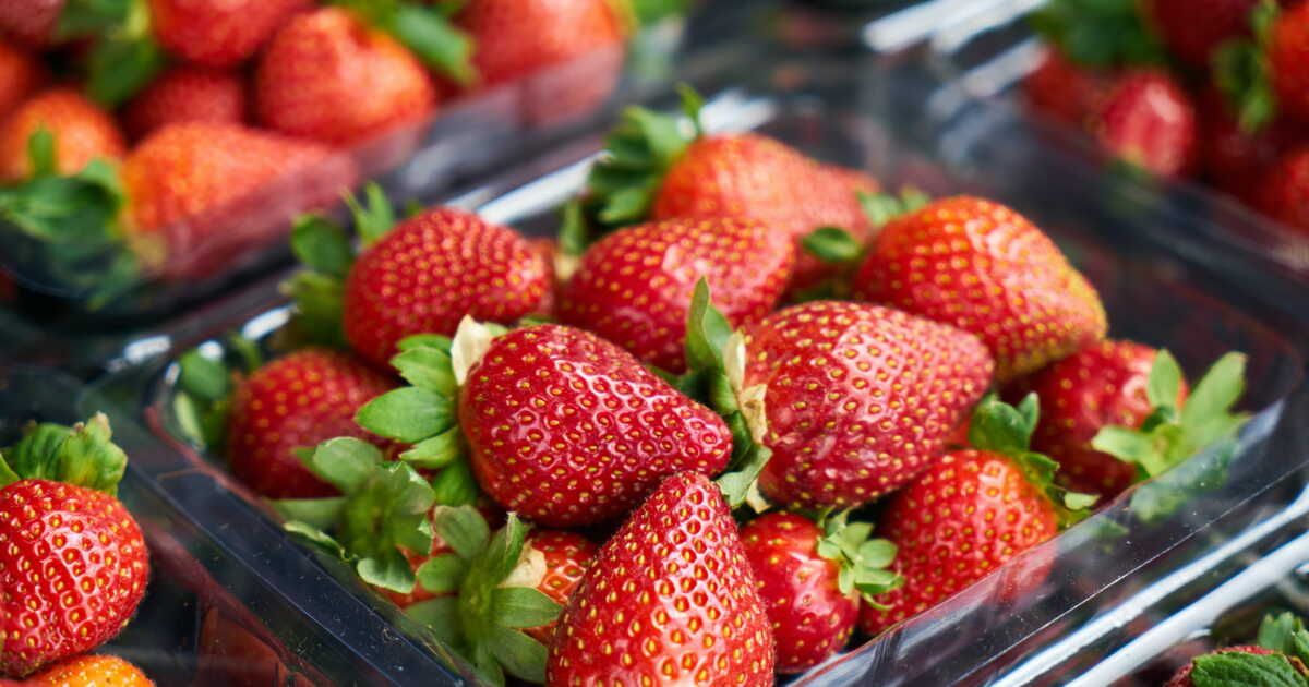 Transformez vos queues de fraises en délices : une astuce anti-gaspillage à découvrir