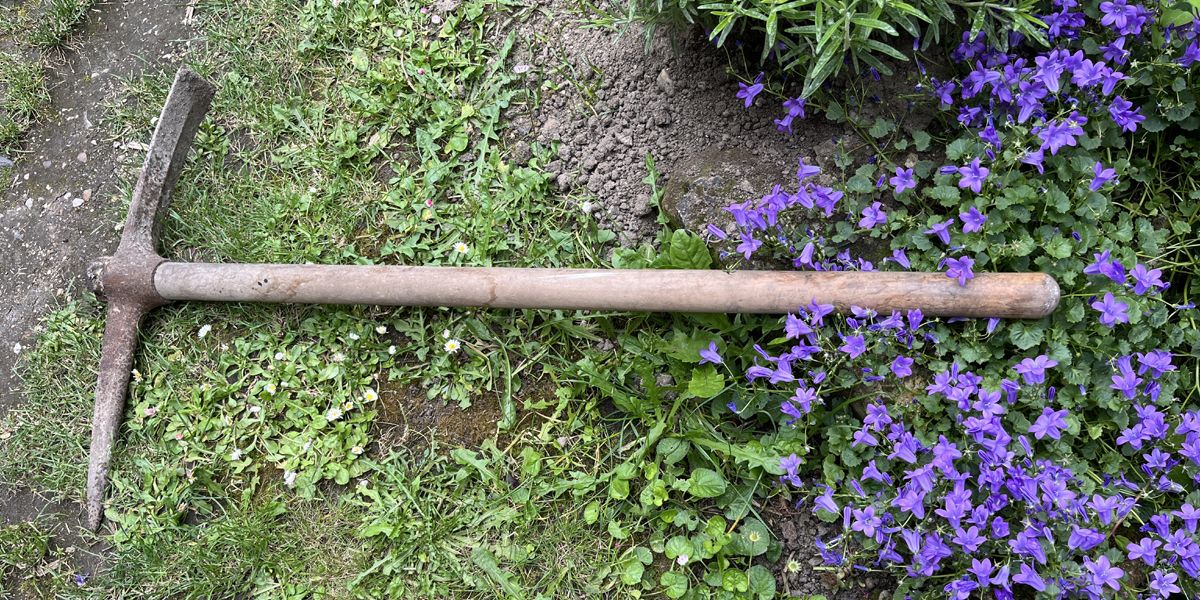 La pioche, un outil incontournable dans le jardinage et le bricolage