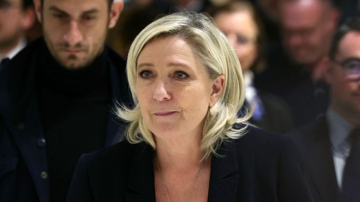 Le RN à l'heure de la transition : Bardella succède à Le Pen ?
