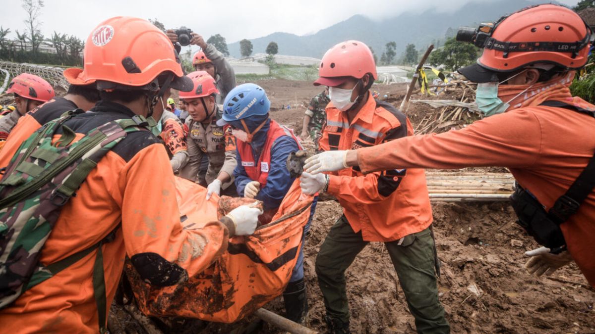 Des dizaines de disparus suite au glissement de terrain en Indonésie