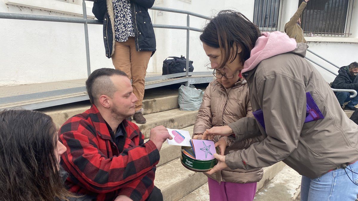 Des jeunes solidaires : 35 sacs remis aux sans-abri