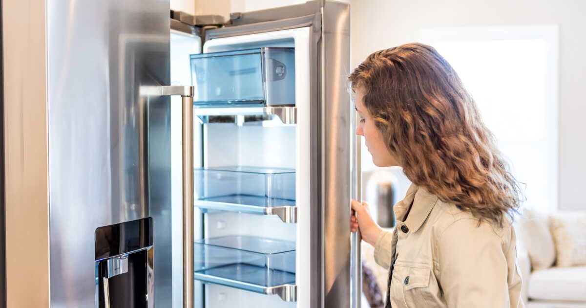 Réfrigérateur : combien de temps faut-il attendre avant de le brancher ?