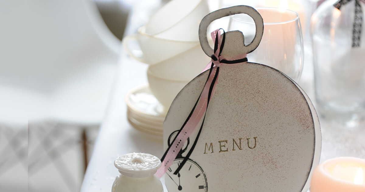 quand la carte se pare d'une montre : l'idée qui charme les tables