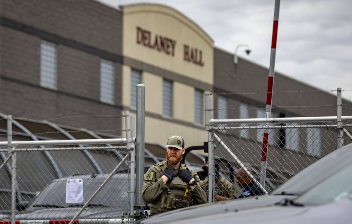 L'ice investit dans l'extension des centres de rétention pour migrants : un projet controversé