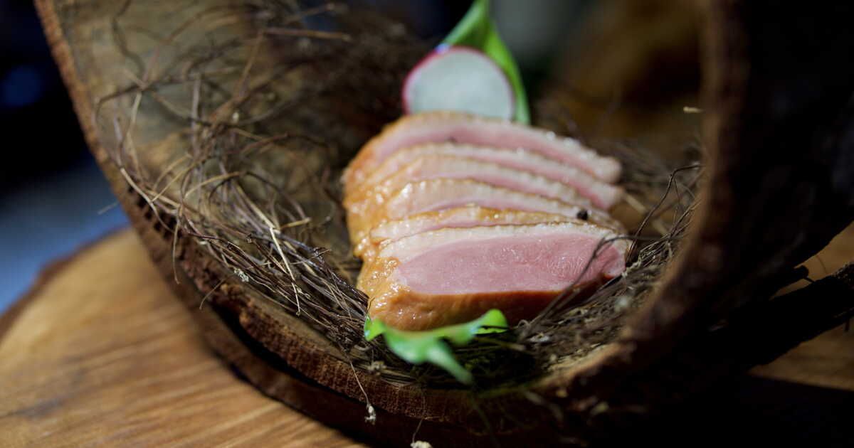 Le magret de canard aux pruneaux : une recette festive de Cyril Lignac à ne pas manquer