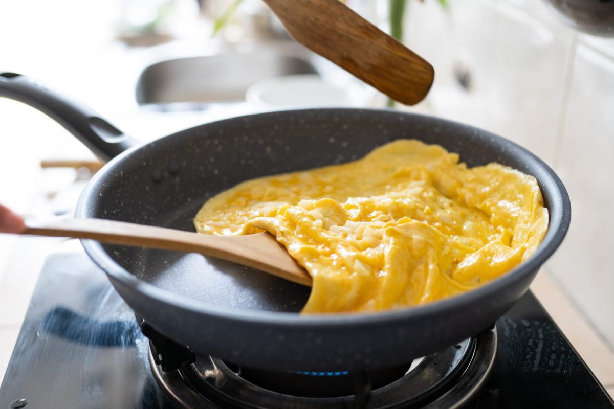 l'astuce de chef pour une omelette parfaite sans accrocher