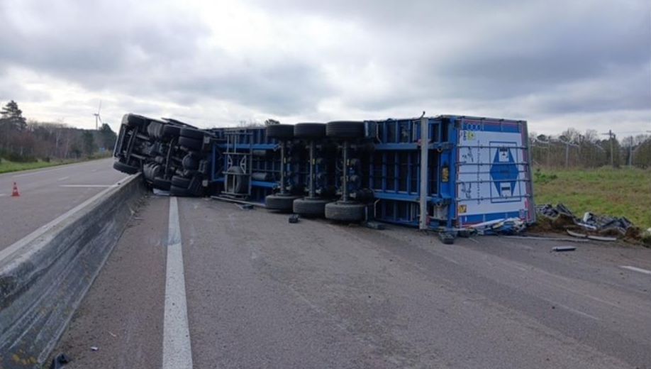 Accident spectaculaire sur l'A28 : un poids-lourd obstrue l'autoroute à Lavernat