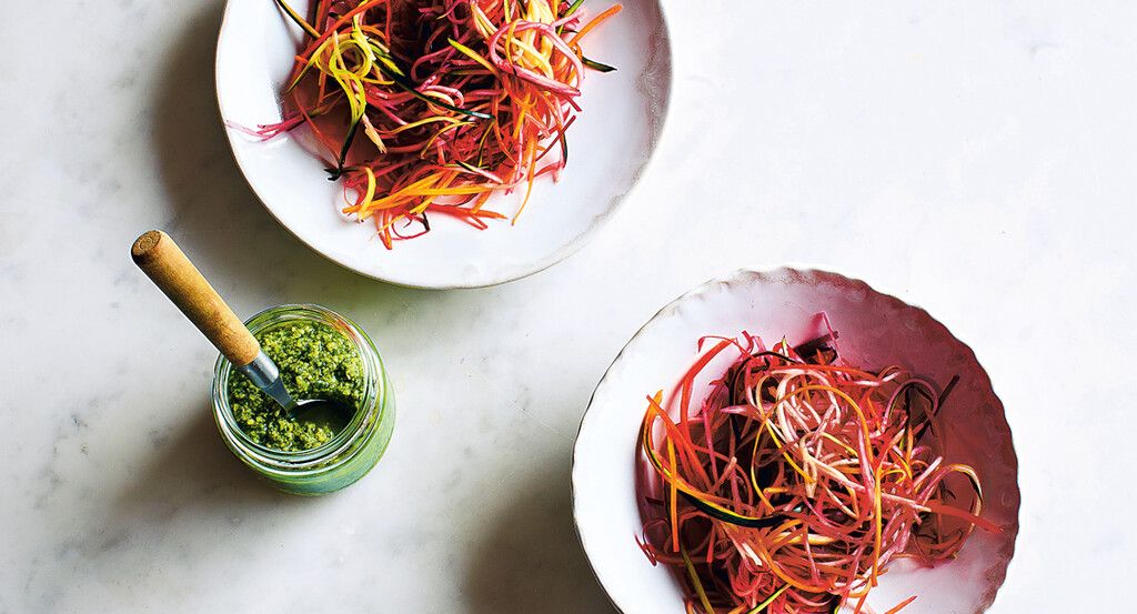 Des pâtes arc-en-ciel au pesto pour une explosion de saveurs