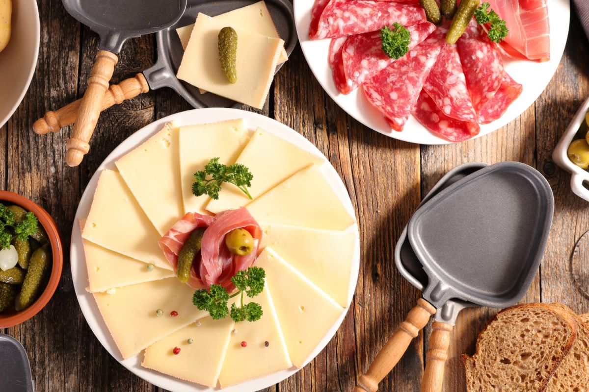 Voici comment prévoir la quantité exacte de fromage pour votre soirée raclette