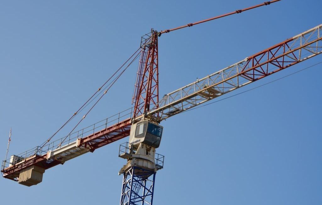 Un touriste en état d'ébriété chute d'une grue à Barcelone