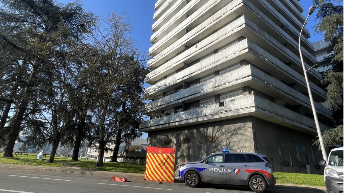 Châtellerault : mystère autour de la chute mortelle d'un homme depuis un immeuble