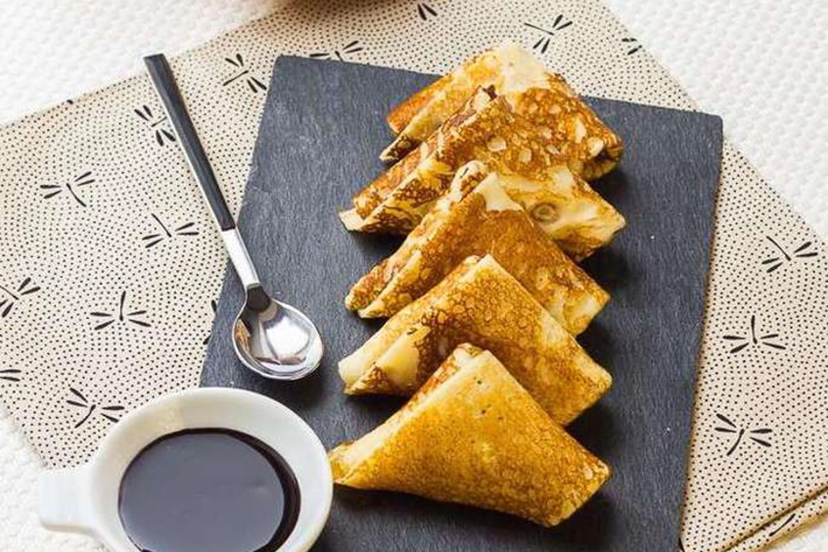 Des samoussas de crêpes aux agrumes et sauce chocolat